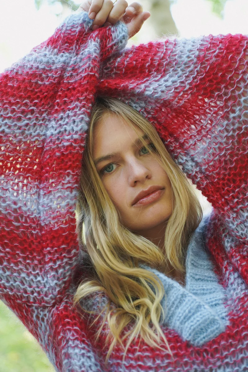 Luna Pullover - Red/Pastel blue