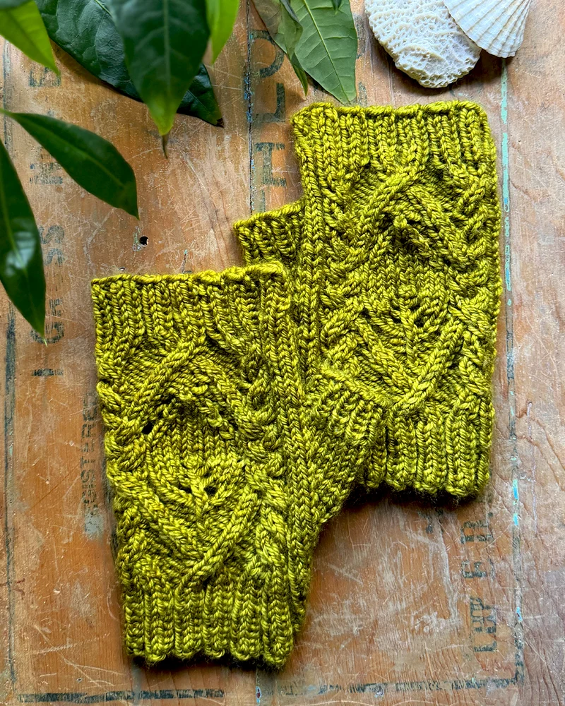 Petit Printemps Tout Vert Fingerless Mitts - Knitting Kits