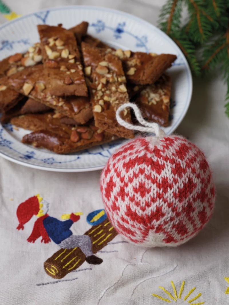 65 New Christmas Balls to Knit by Arne & Carlos