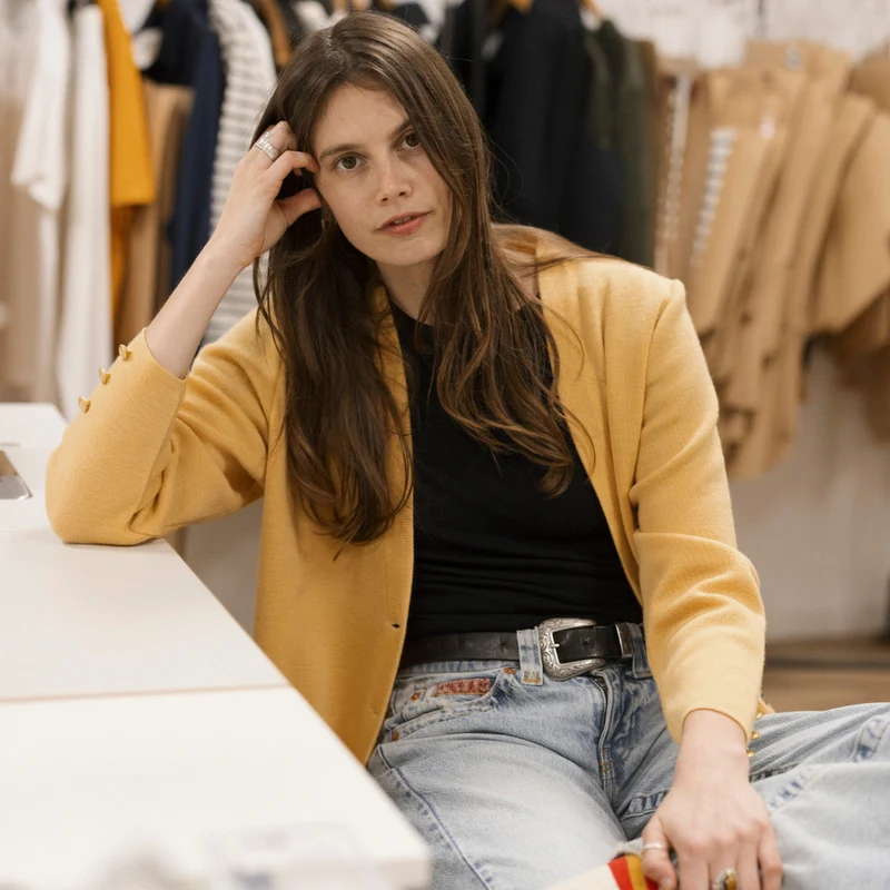 Cardigan jaune à boutons dorés en laine vierge pour femme - Seconde main