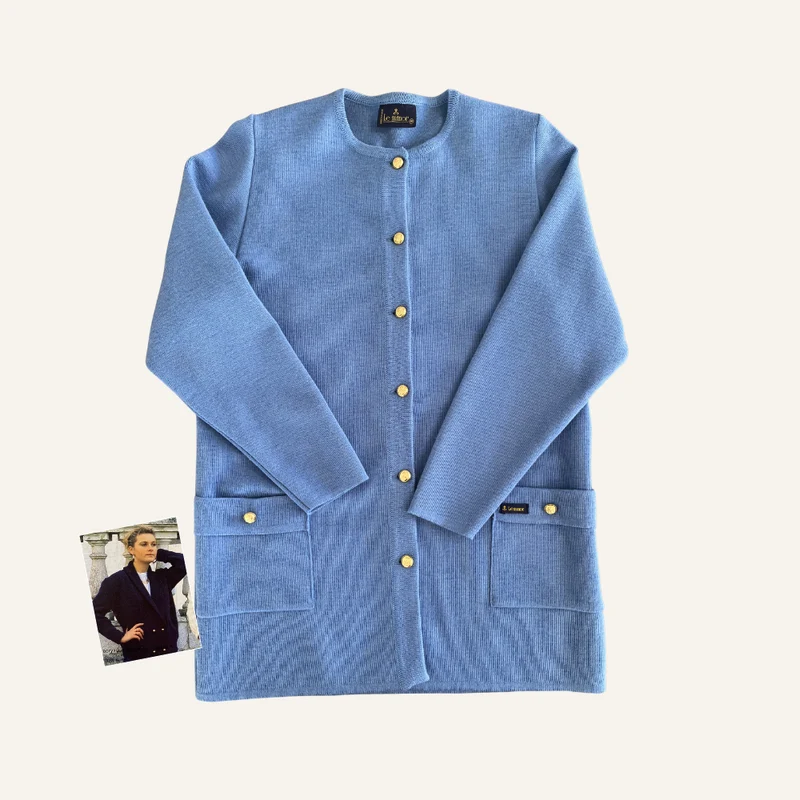 Cardigan bleu à boutons dorés en laine vierge pour femme - Seconde main