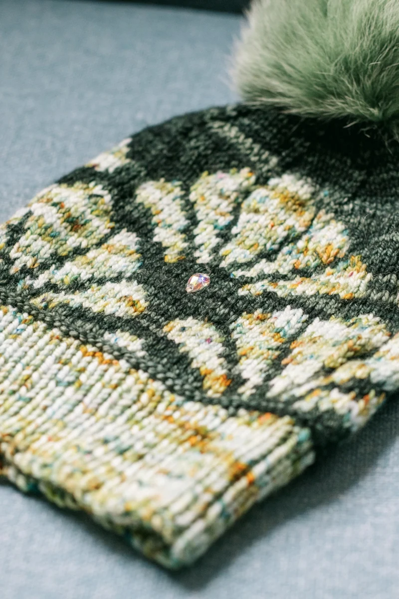 Beanie La dame aux Camélias | Knitting pattern and Optional kit