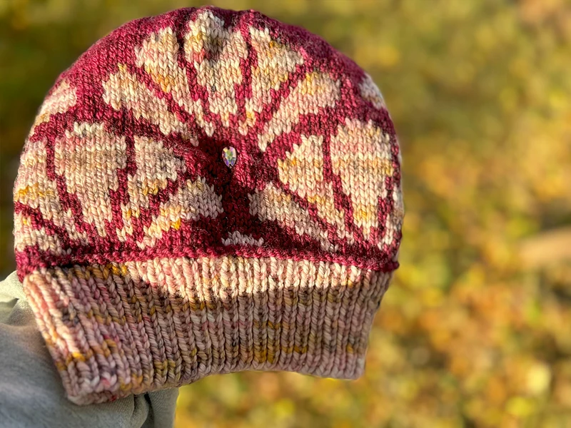 Beanie La dame aux Camélias | Knitting pattern and Optional kit