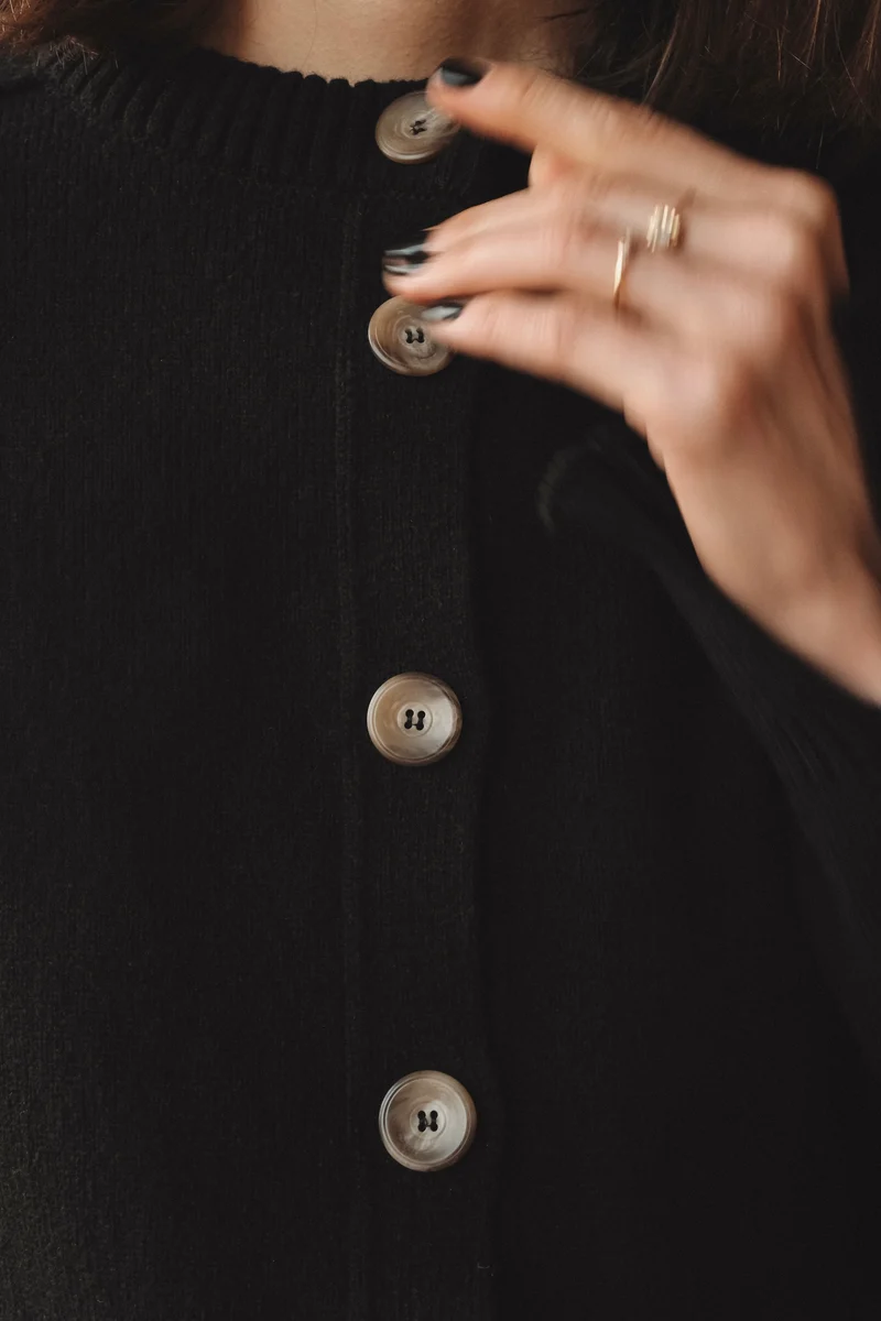 Cardigan noir en laine mérinos pour femme