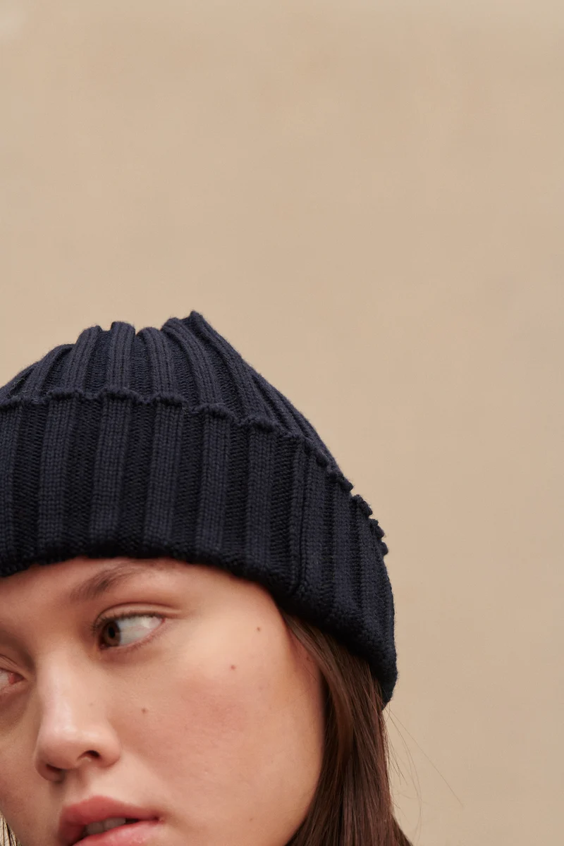 Bonnet à côtes bleu encre 100% laine mérinos
