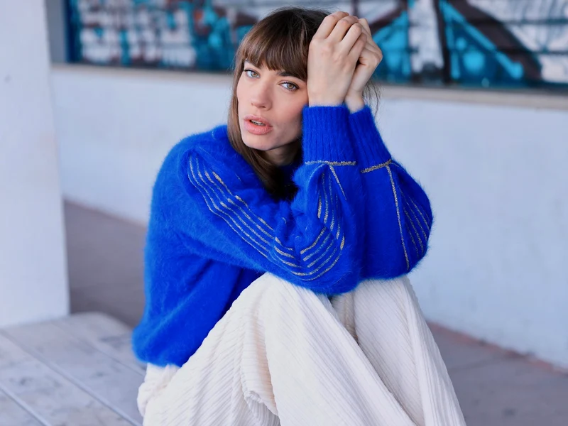 Pull Alix Angora bleu olympiade et doré.
