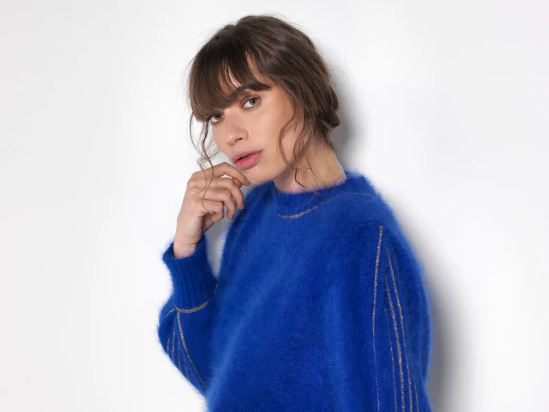 Pull Alix Angora bleu olympiade et doré.