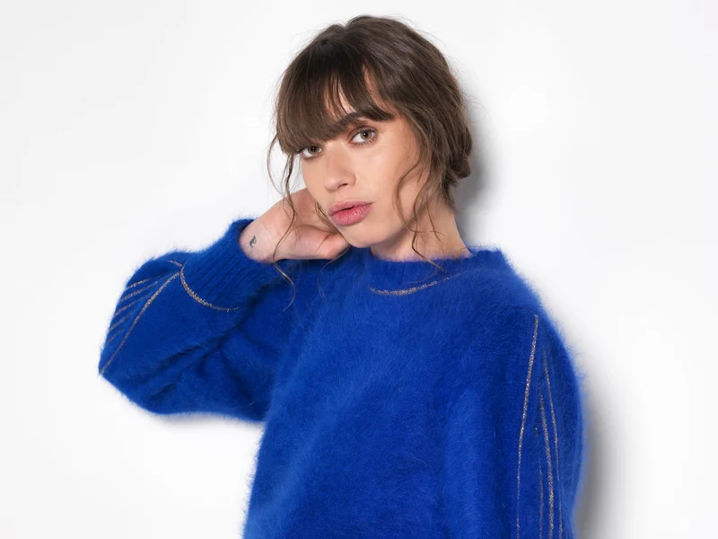 Pull Alix Angora bleu olympiade et doré.