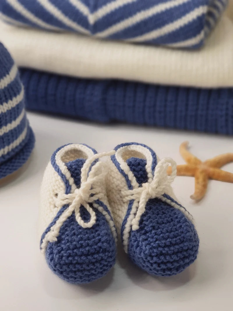 Bonnet et boots bébé Olivier à tricoter.