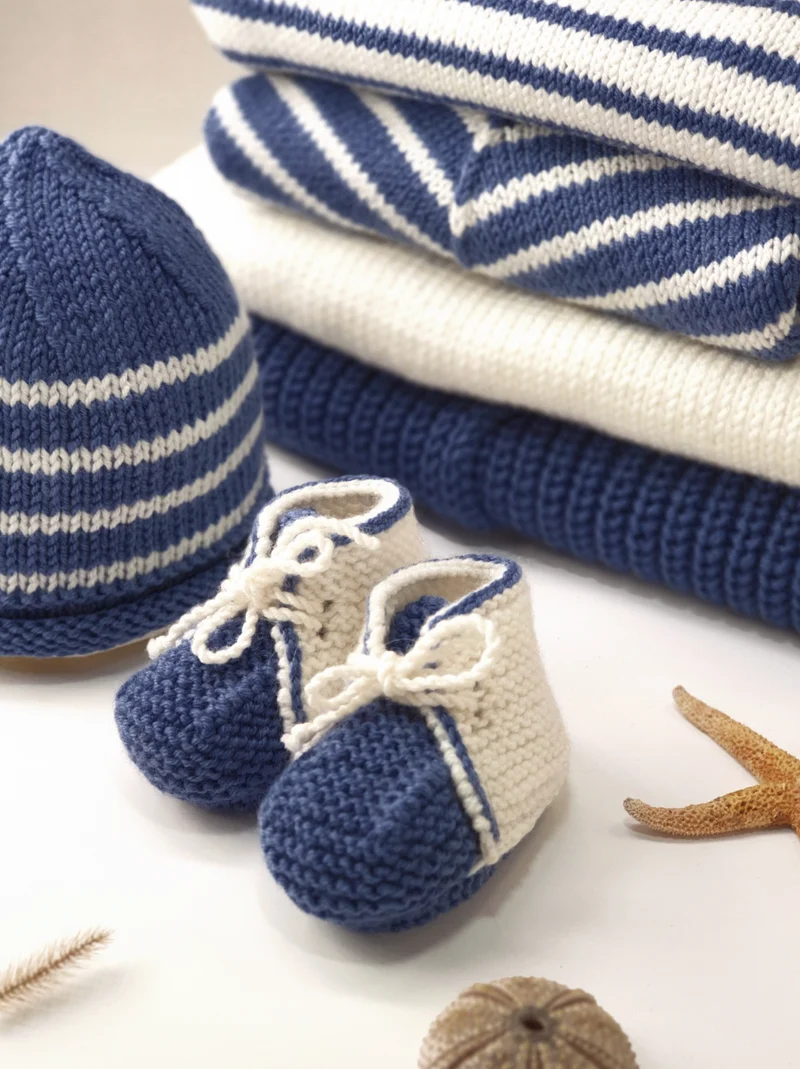 Bonnet et boots bébé Olivier à tricoter.