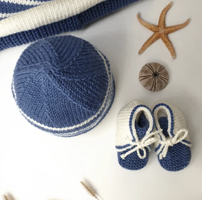 Bonnet et boots bébé Olivier à tricoter.