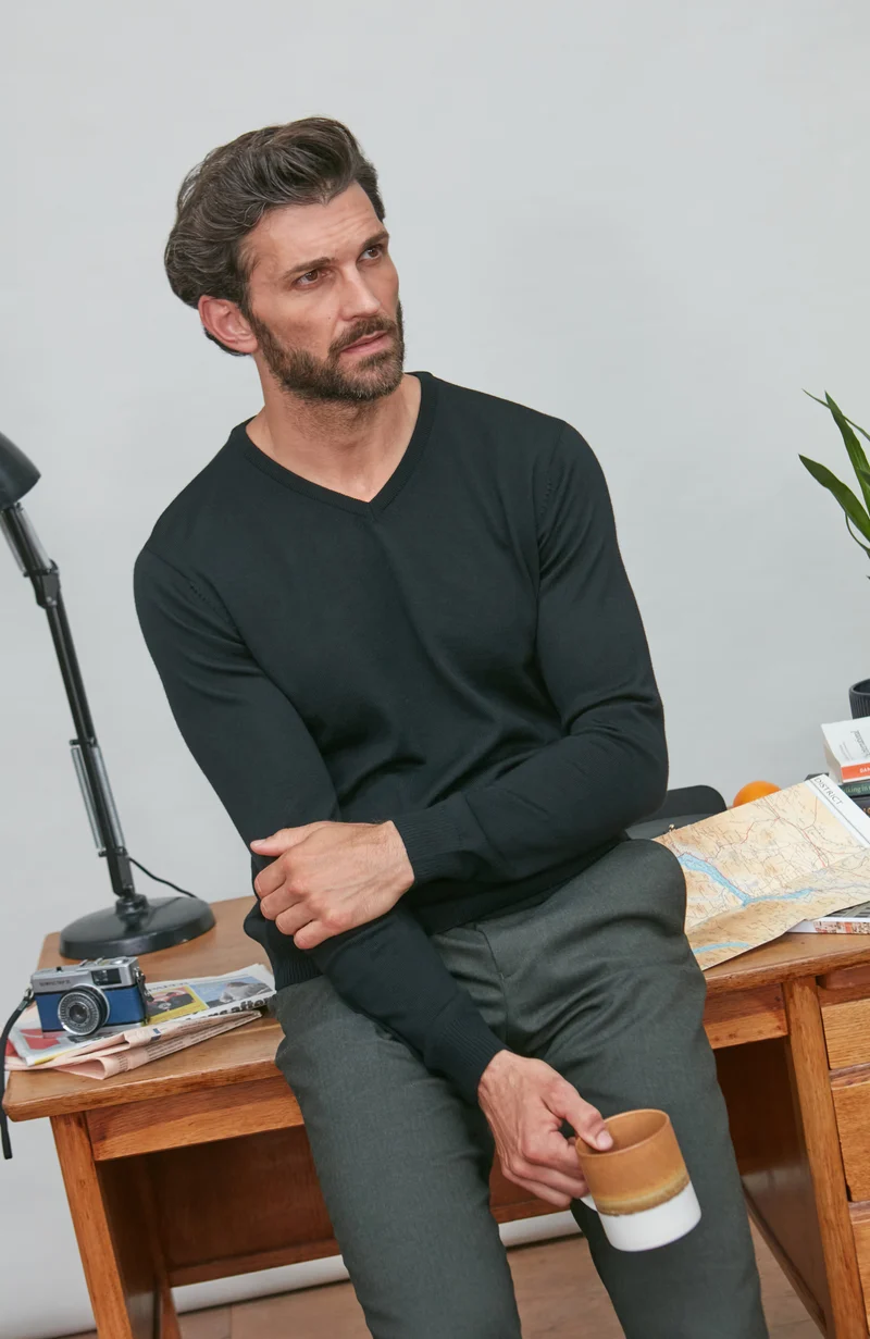 Mens Extra Fine Merino Wool V-Neck Jumper