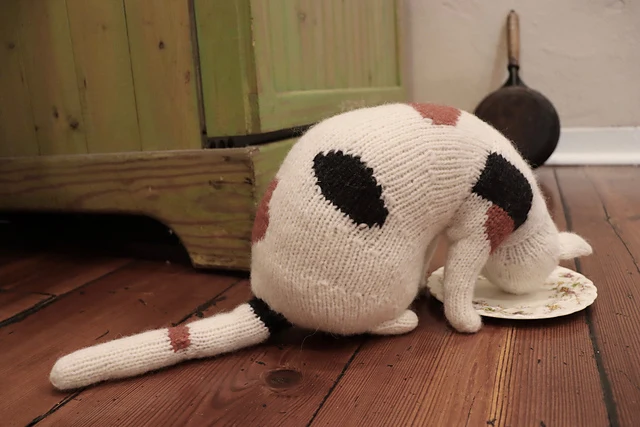 Victorian Housecats to Knit