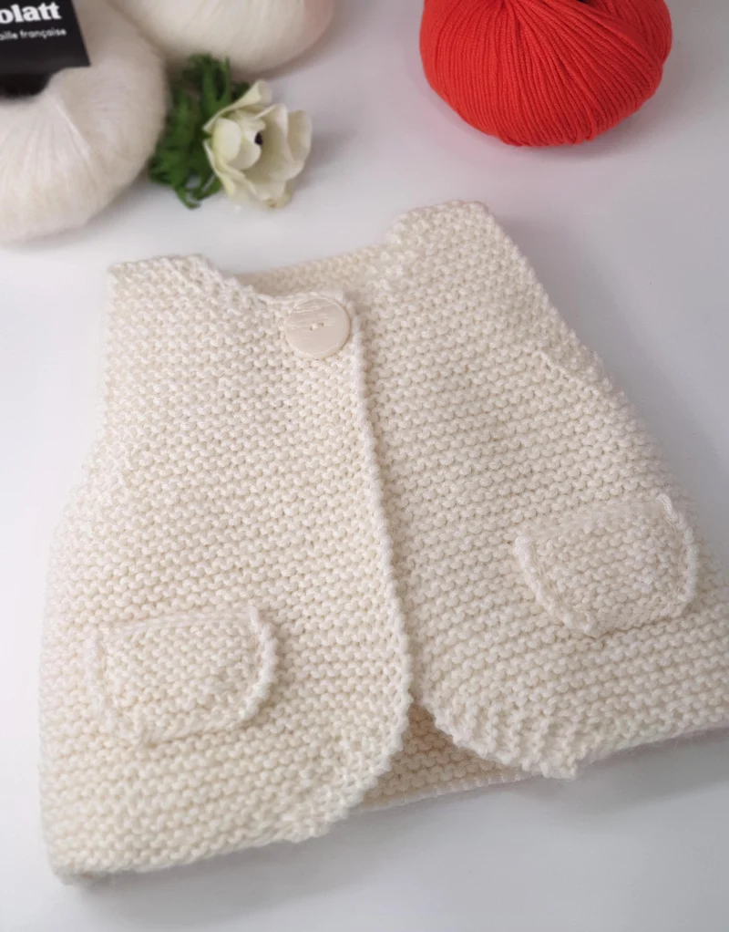 Gilet bébé Baobab à tricoter.