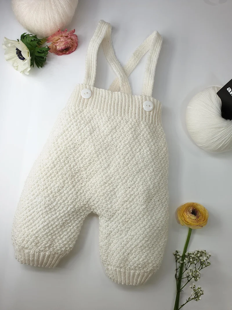 Pantalon bébé Aloes à tricoter.