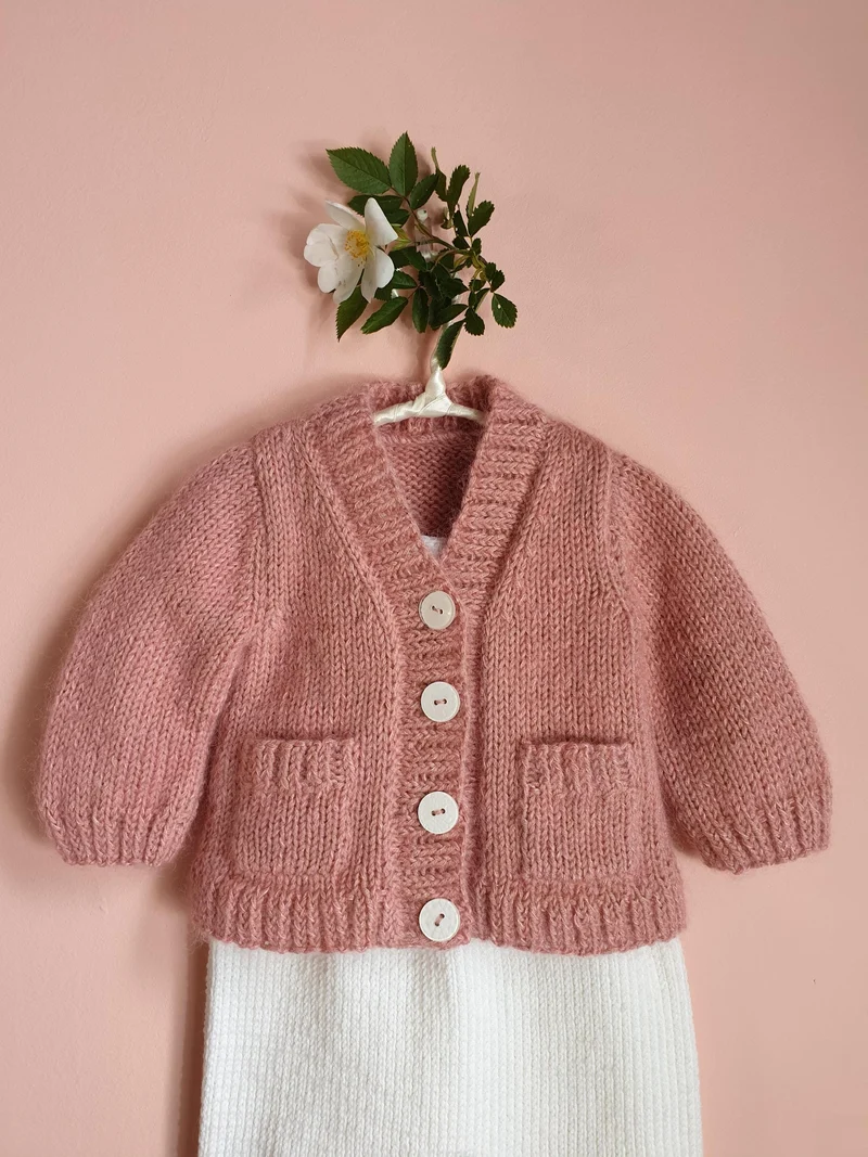 Gilet bébé Jojoba à tricoter.