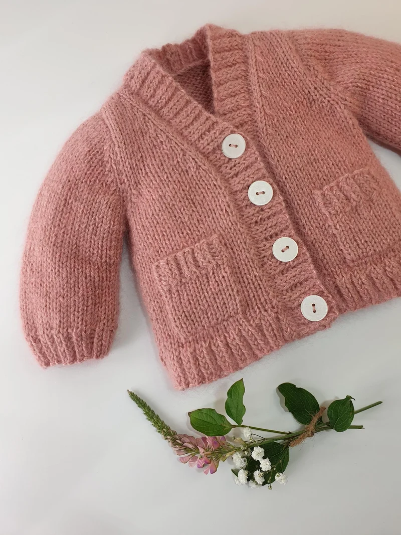 Gilet bébé Jojoba à tricoter.