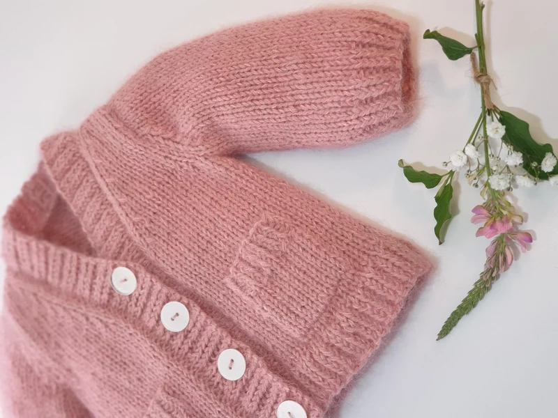 Gilet bébé Jojoba à tricoter.