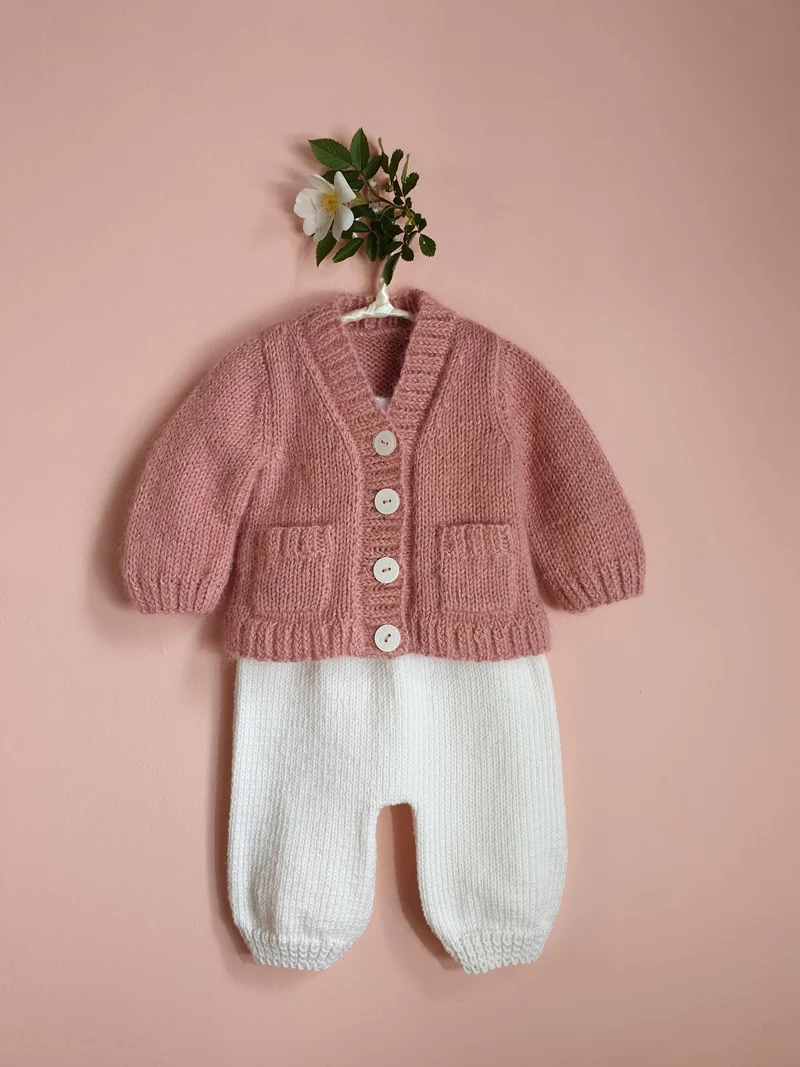 Gilet bébé Jojoba à tricoter.