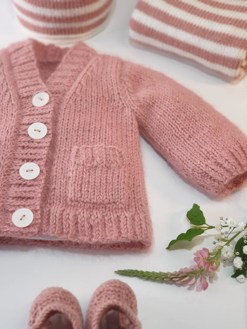 Gilet bébé Jojoba à tricoter.