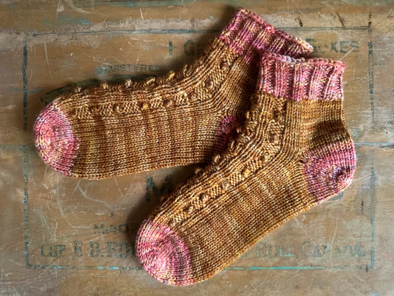 Cozy Bobble Socks | Knitting pattern and knitting kits patron