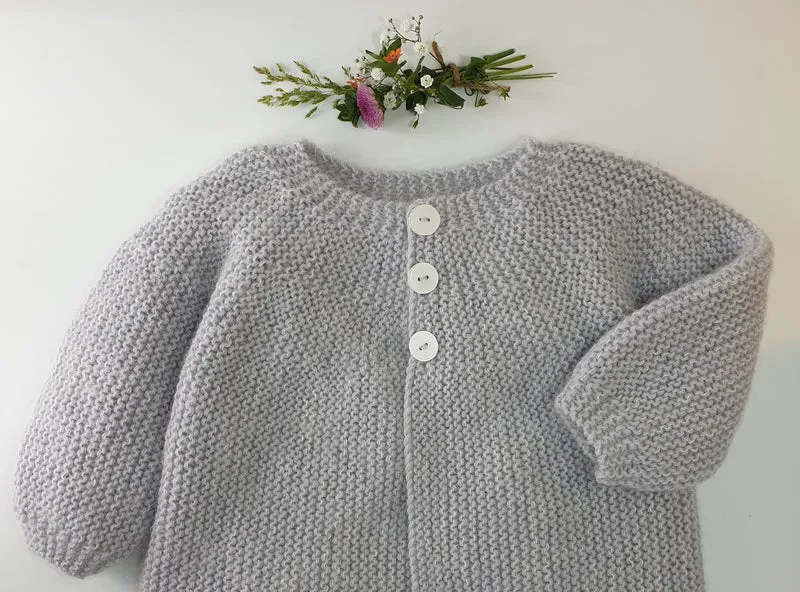 Manteau bébé Acacia à tricoter.