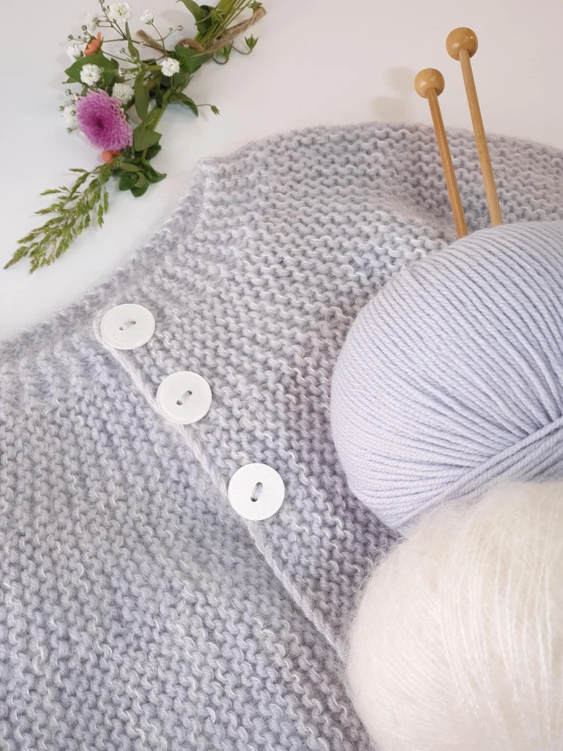 Manteau bébé Acacia à tricoter.