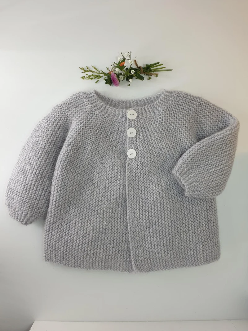 Manteau bébé Acacia à tricoter.