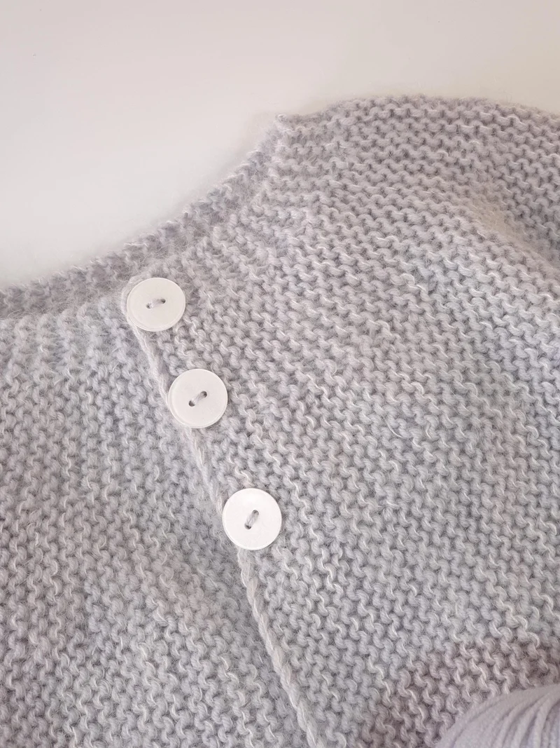 Manteau bébé Acacia à tricoter.