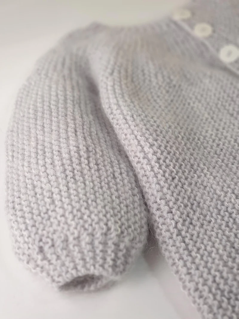 Manteau bébé Acacia à tricoter.