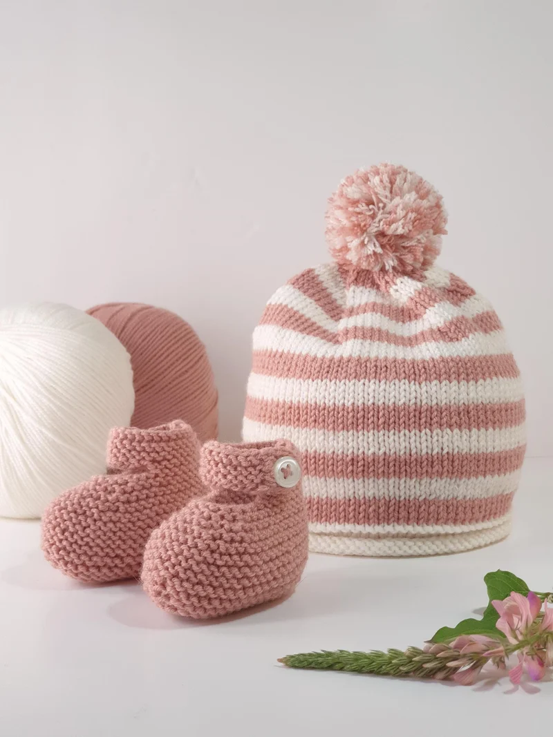 Bonnet et chaussons bébé Amandier à tricoter.