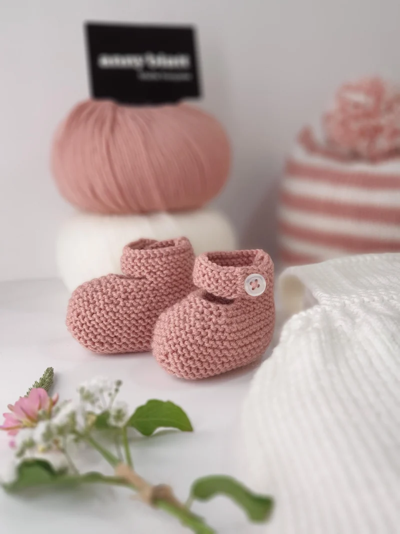 Bonnet et chaussons bébé Amandier à tricoter.
