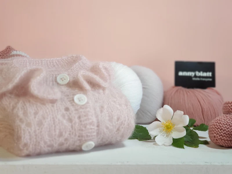 Cardigan bébé Châtaigne à tricoter.