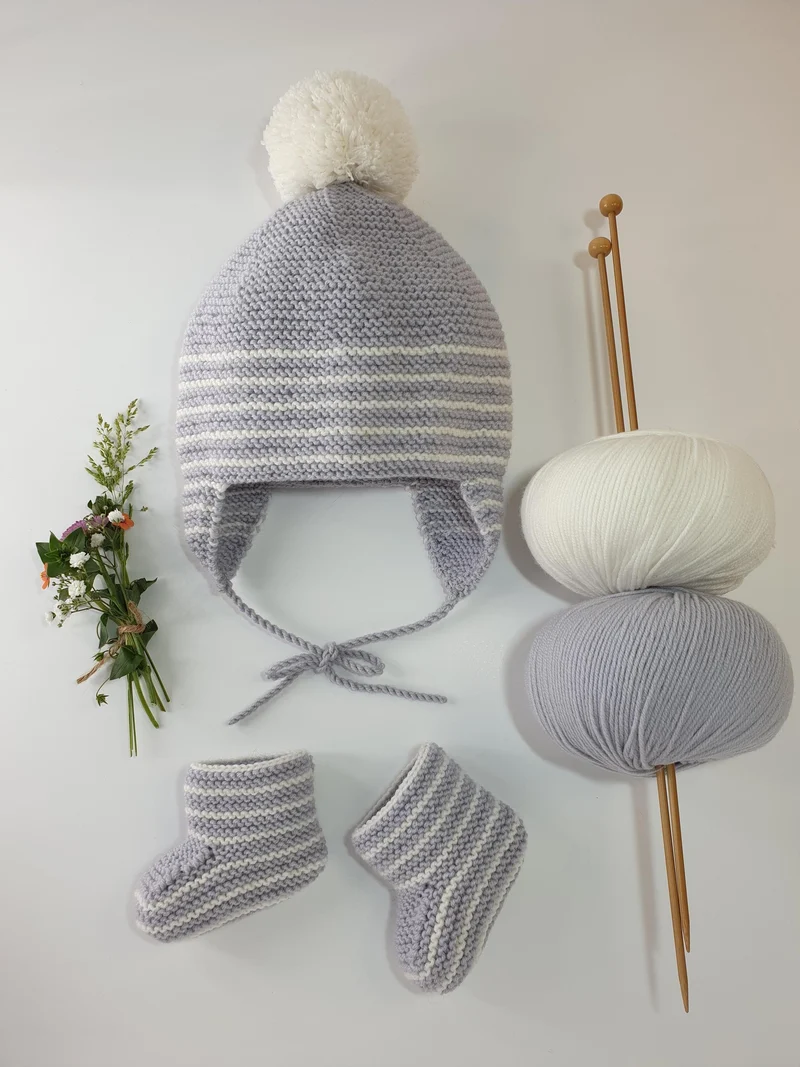 Bonnet et boots bébé Reglisse à tricoter.