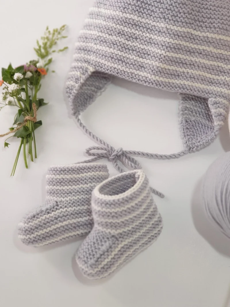 Bonnet et boots bébé Reglisse à tricoter.