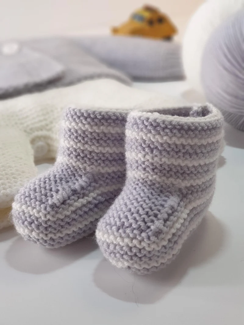 Bonnet et boots bébé Reglisse à tricoter.