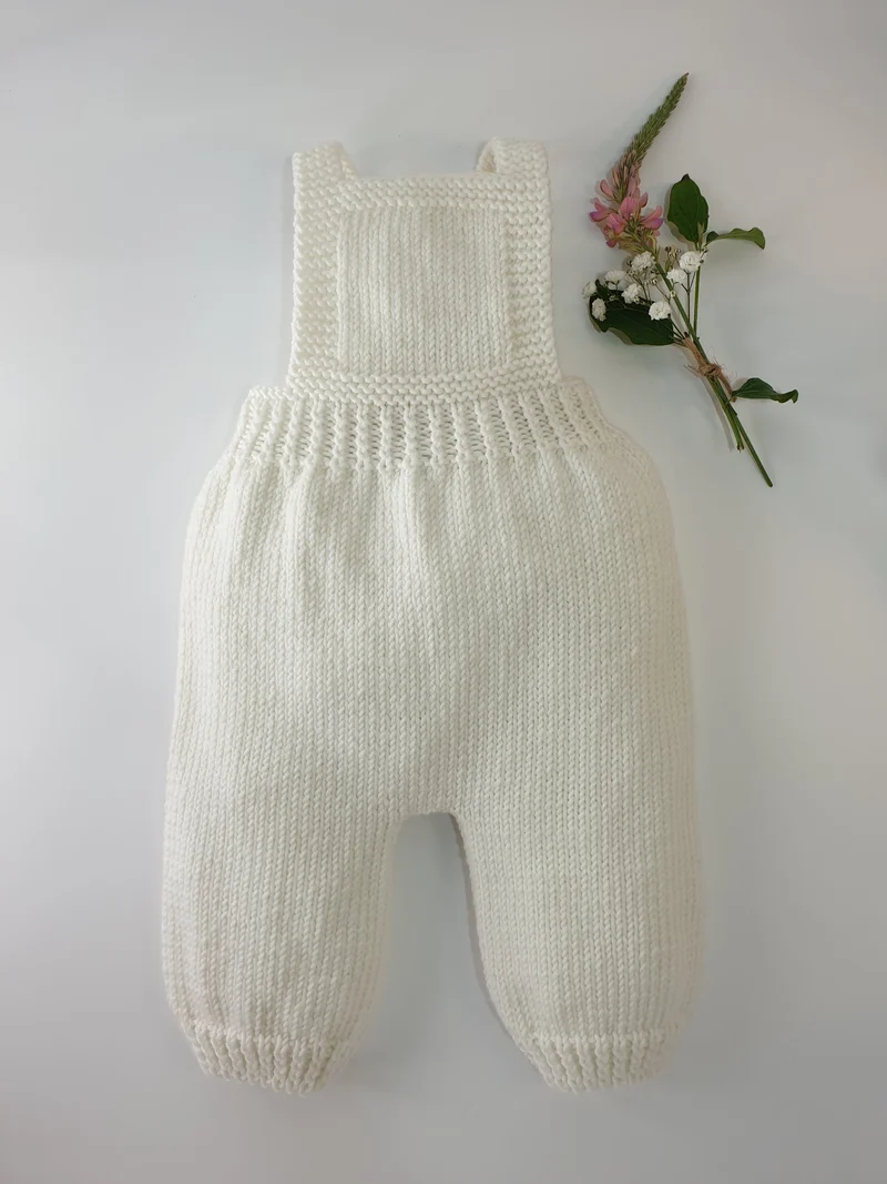 Salopette bébé Laurier à tricoter.