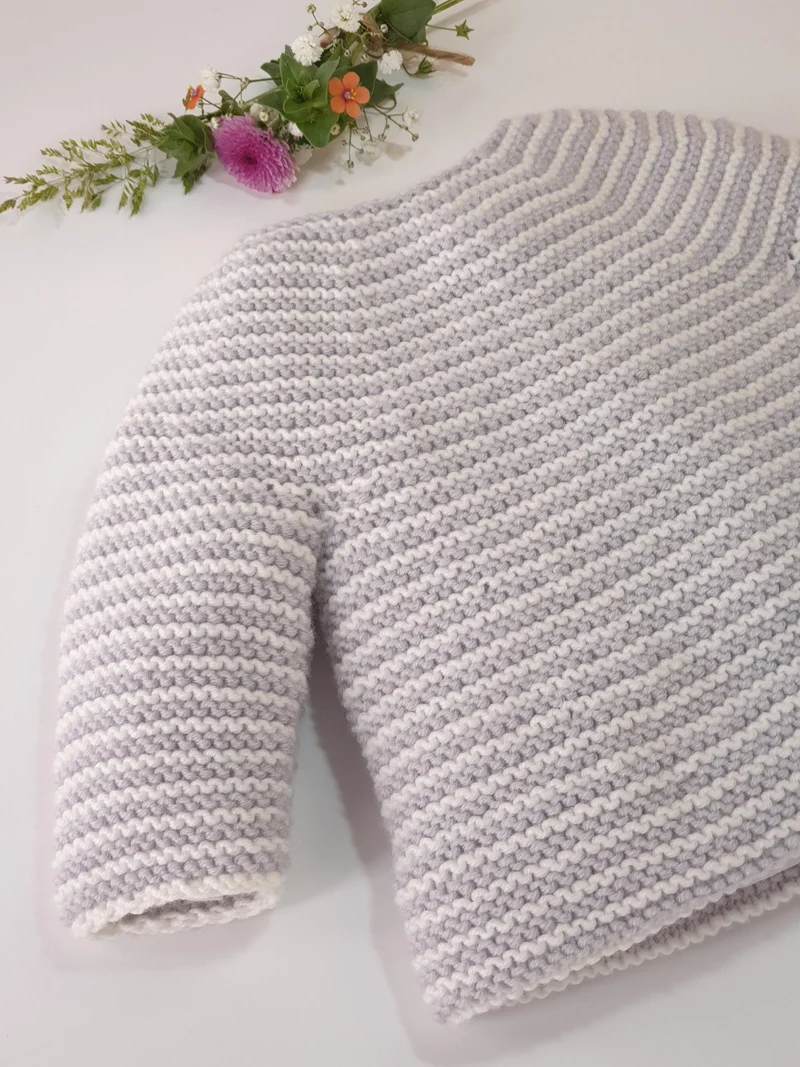 Brassière bébé Orchidée à tricoter.