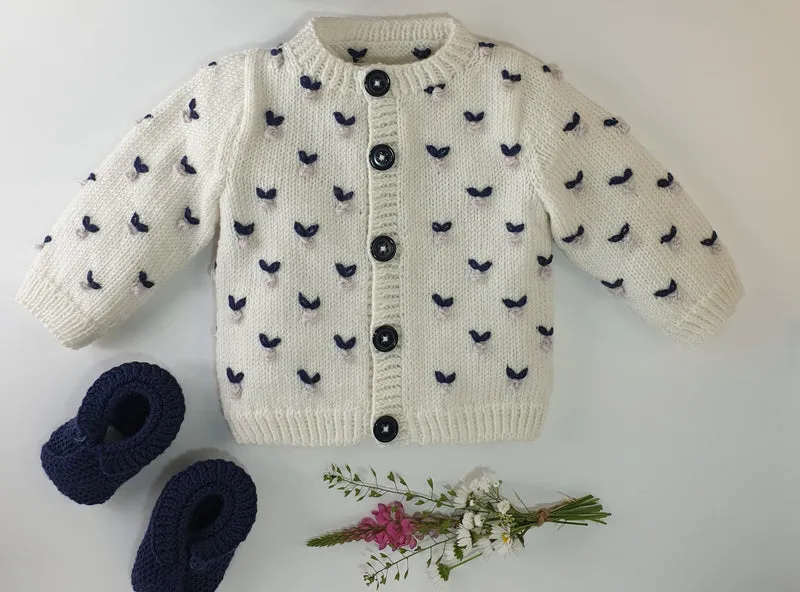 Cardigan bébé Jasmin à tricoter.