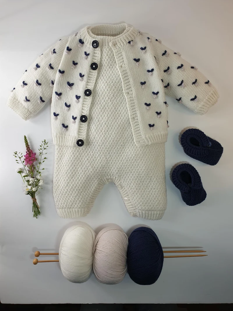 Cardigan bébé Jasmin à tricoter.