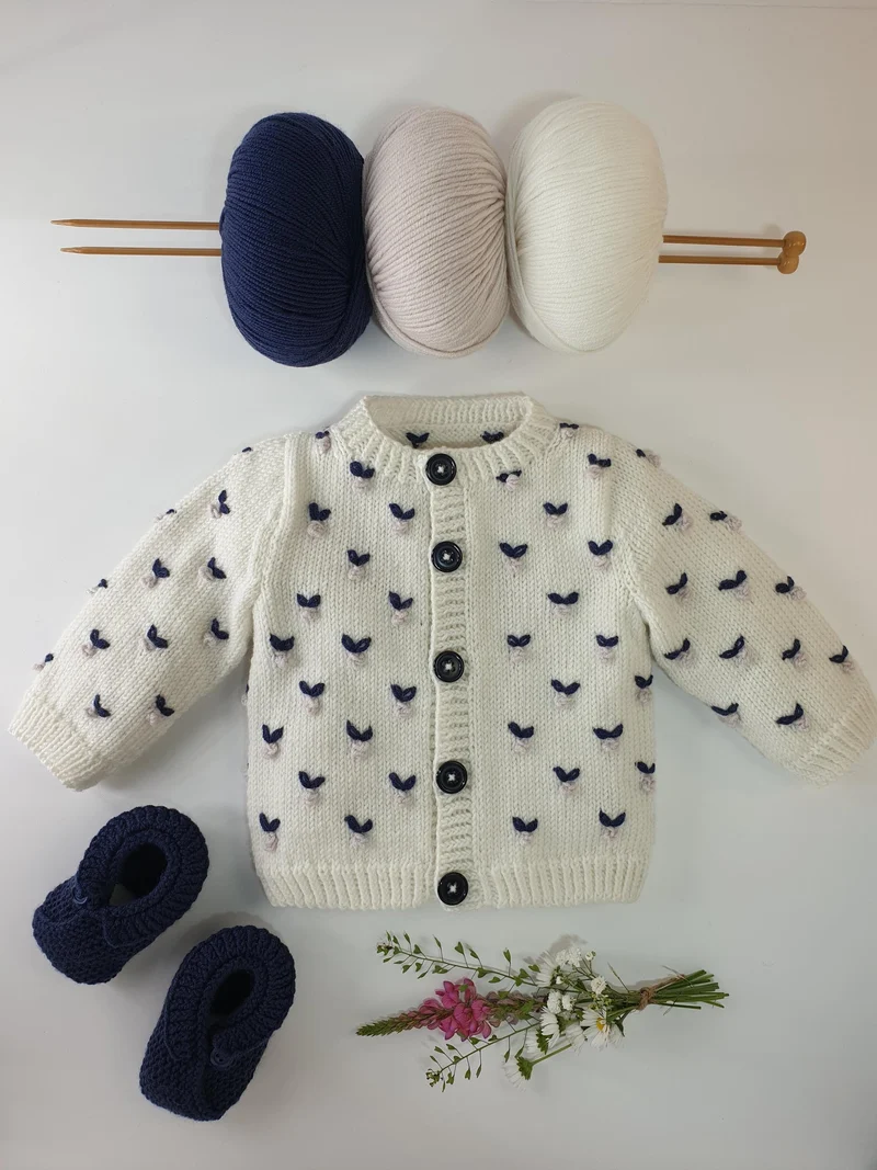 Cardigan bébé Jasmin à tricoter.