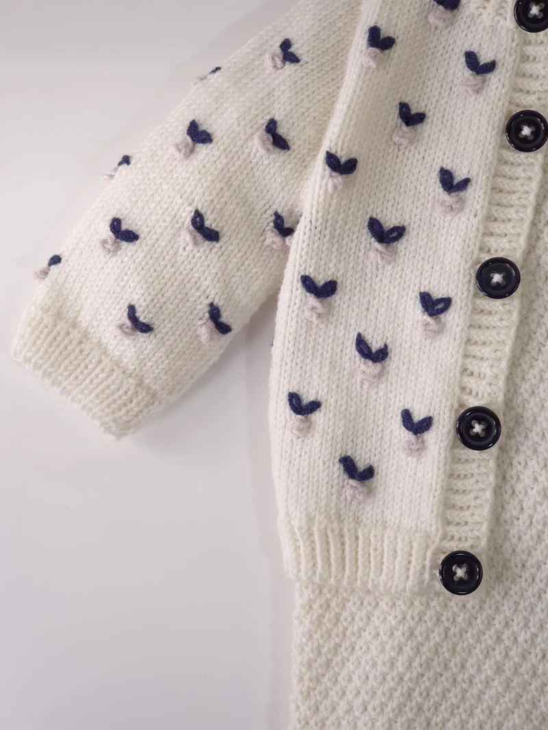 Cardigan bébé Jasmin à tricoter.