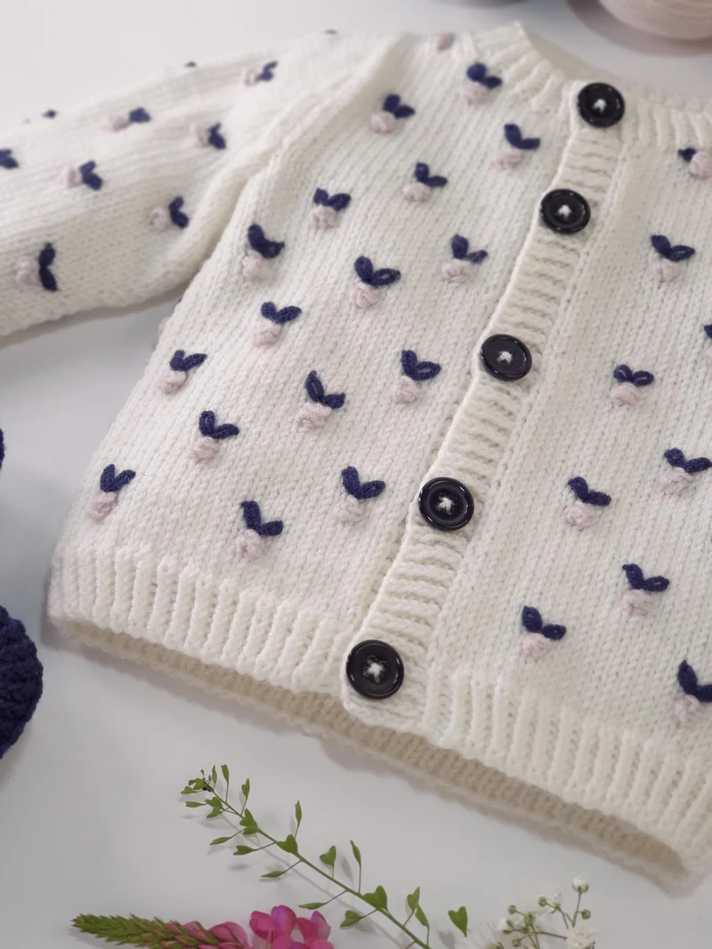 Cardigan bébé Jasmin à tricoter.