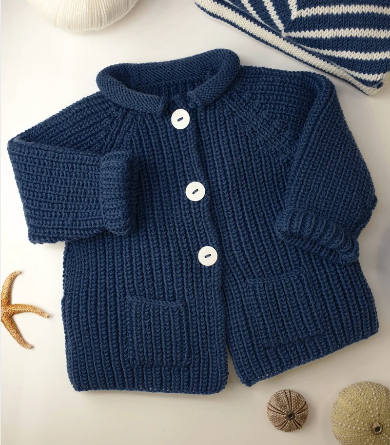 Veste bébé Acajou à tricoter.