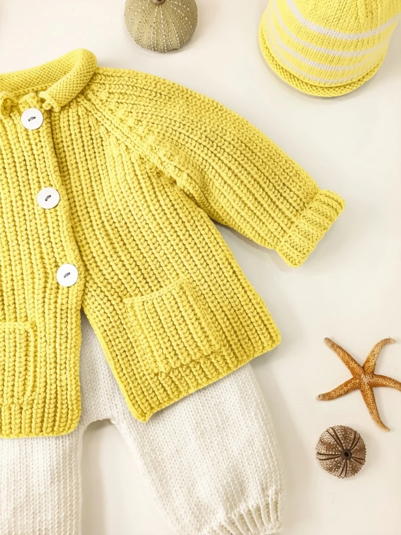 Veste bébé Acajou à tricoter.