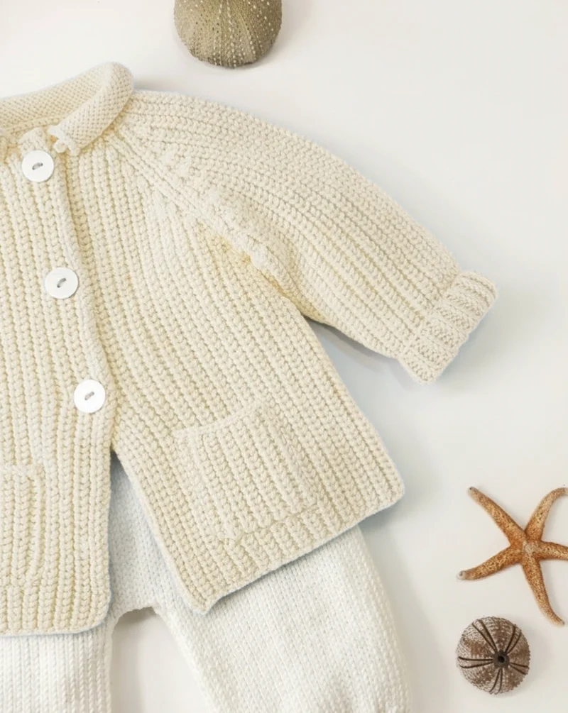 Veste bébé Acajou à tricoter.