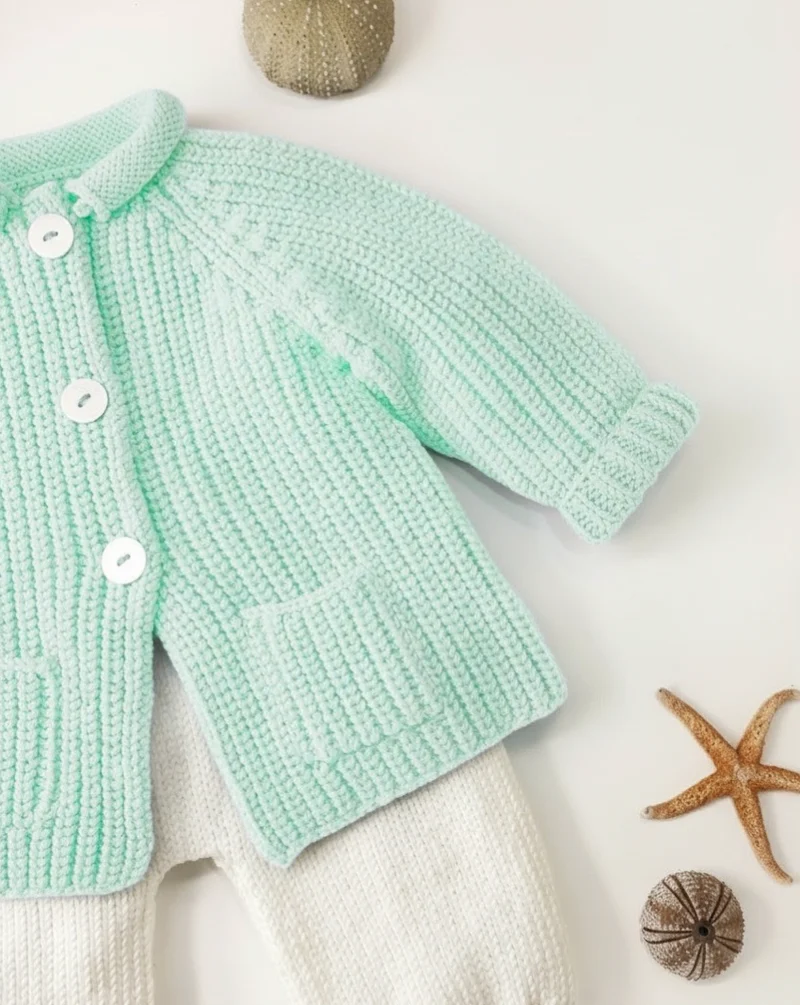 Veste bébé Acajou à tricoter.