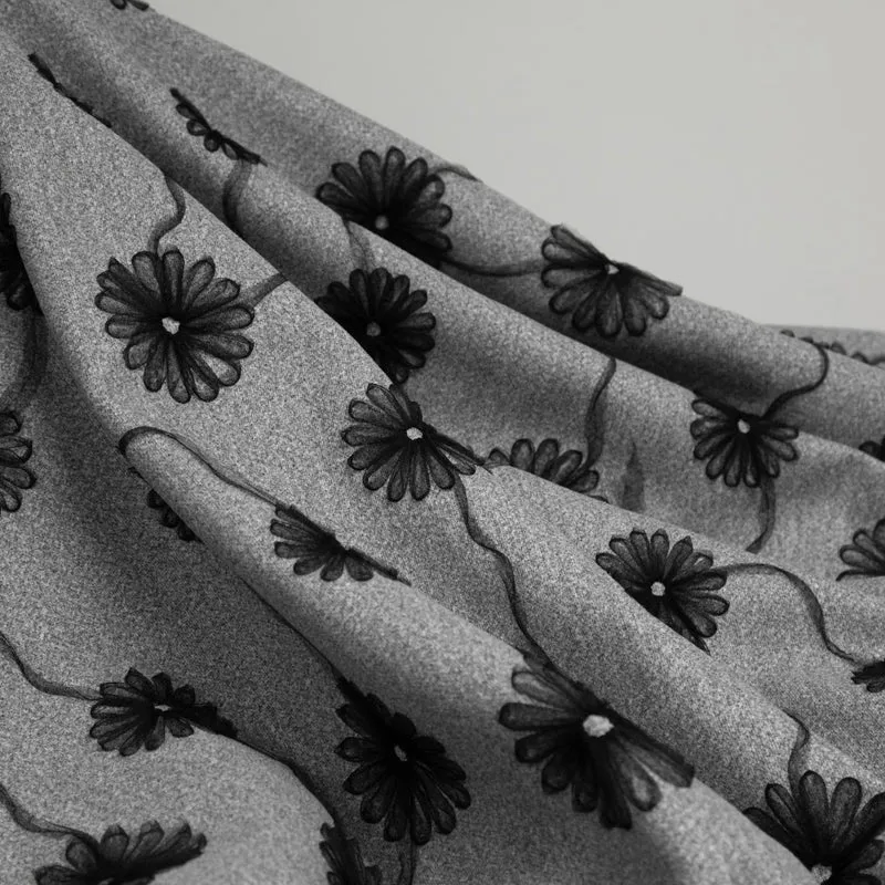 Tissu feutré avec ornements floraux | Gris & Noir | Deadstock de designer