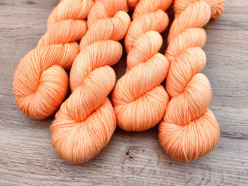 Écheveaux de laine teints à la main • Jus de citrouille