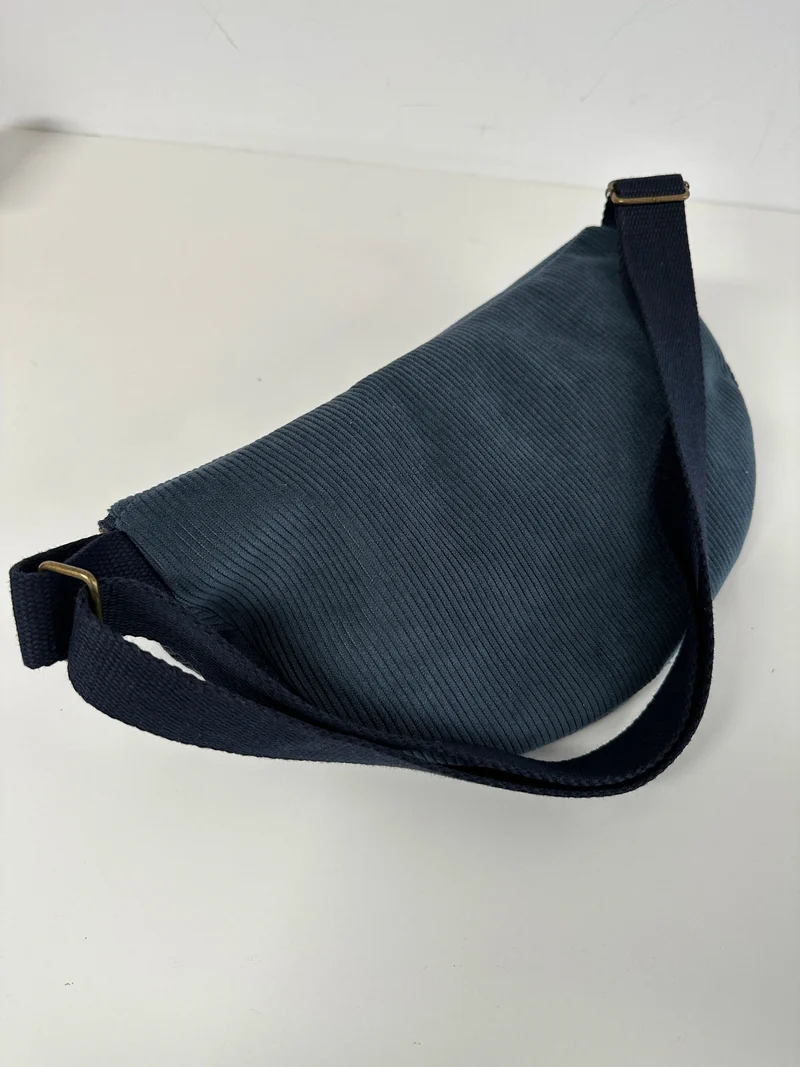 Sac banane en velours côtelé bleu canard